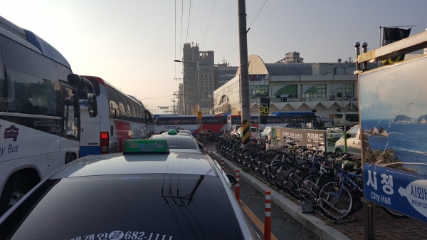고현버스터미널 인근은 시외버스 시내버스 택시 관광차량 등으로 날마다 북새통을 이루고 있으나 거제시의 대책이 전문한 상태다